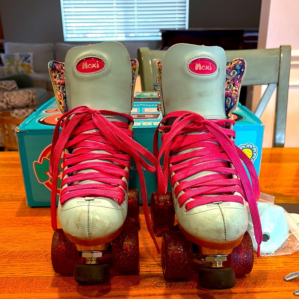 Moxi Beach Bunny skates Blue Sky size 5